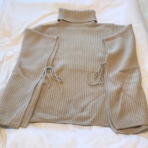 Loft poncho with ties on the sides